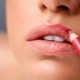 How to properly paint lips with a pencil?