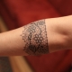 Tattoo in the form of a bracelet on the hands of girls