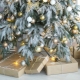 What color to decorate the Christmas tree in?