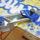 Sharpening the edges of the snowboard