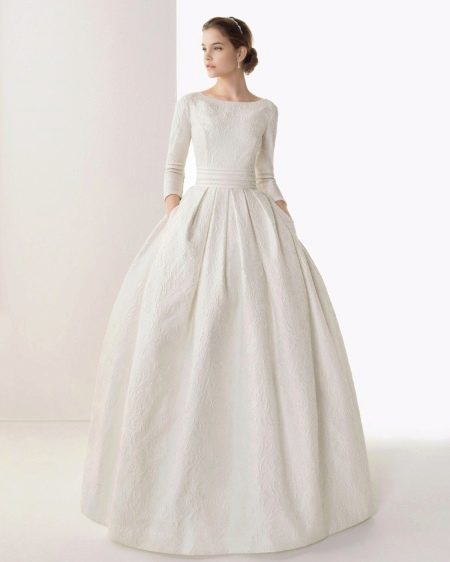 Wedding dress with sleeves to the elbow