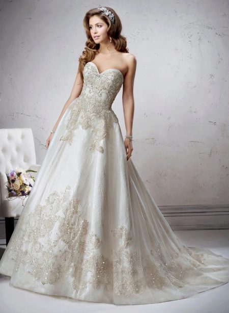 Luxurious long wedding dress
