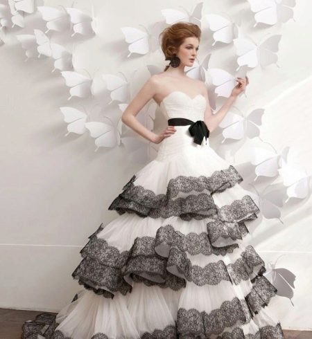 Lace elements on the wedding dress