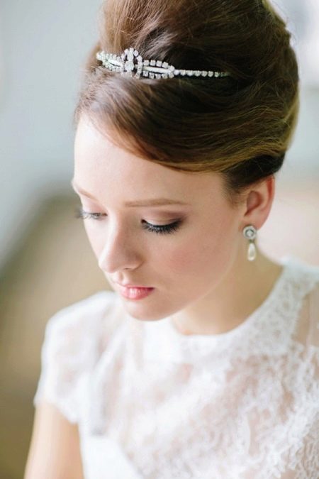 Hairstyle for a short bride with short stature for a wedding
