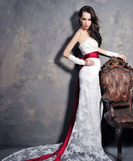 Robe de mariée en dentelle avec ceinture longue