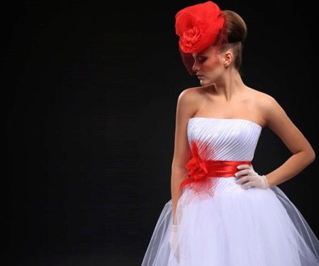 Robe de mariée avec ceinture rouge et chapeau