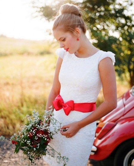 Robe de mariée blanche avec ceinture bordeaux