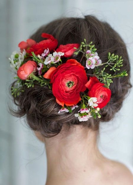 Fleurs rouges dans une coiffure