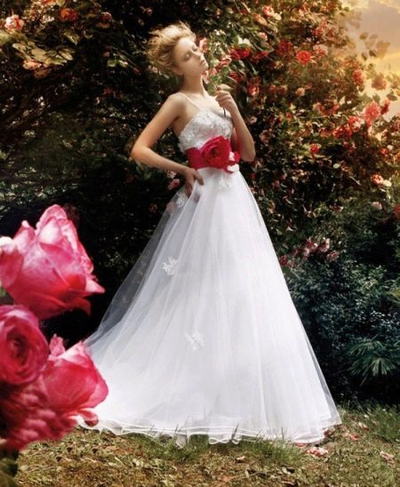Robe de mariée avec ceinture rouge
