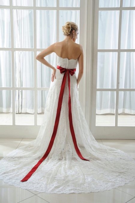 Robe de mariée avec nœud rouge dans le dos