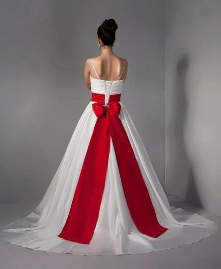 Robe de mariée rouge avec une ceinture et un ruban dans les cheveux
