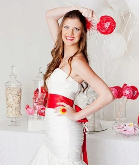 Robe de mariée sirène avec nœud rouge