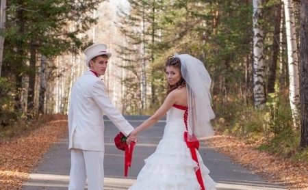 Robe de mariée blanche avec laçage rouge