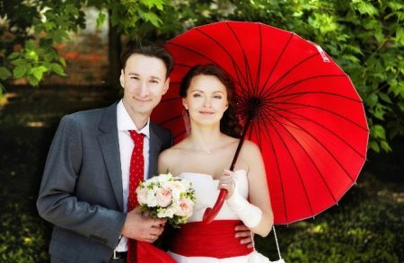 Robe de mariée avec ceinture rouge