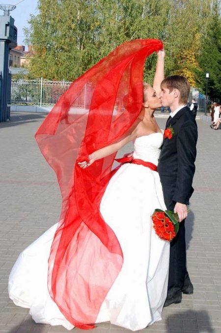 Voile rouge avec une robe avec une ceinture rouge
