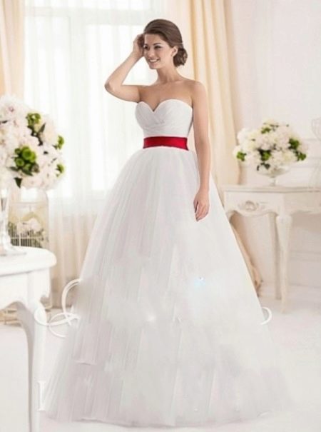 Robe de mariée avec décolleté en cœur et ceinture rouge
