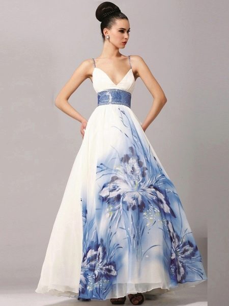 Wedding dress with large pattern for pregnant women