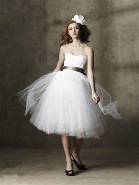 Short wedding dress made of layered chiffon