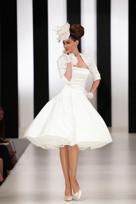 Lush short wedding dress with gloves