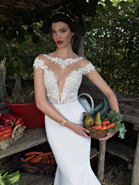 Robe de mariée à décolleté illusion