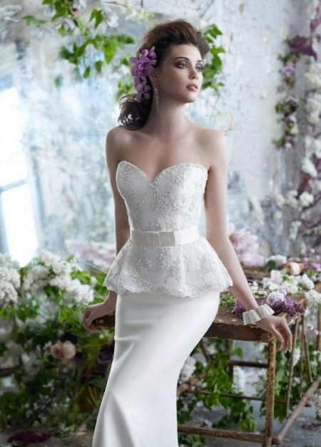 Robe de mariée avec basque en dentelle