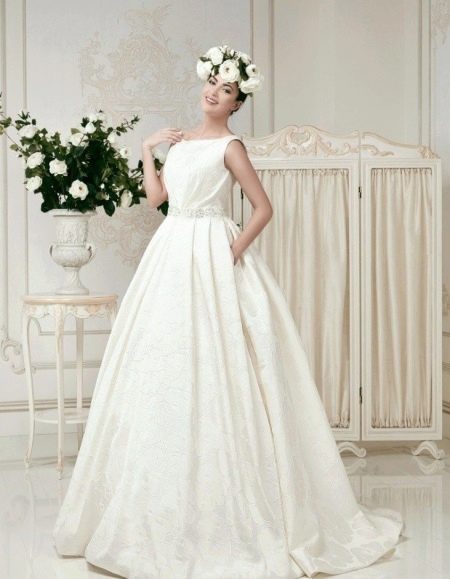 Lush wedding dress in crepe de Chine with a train