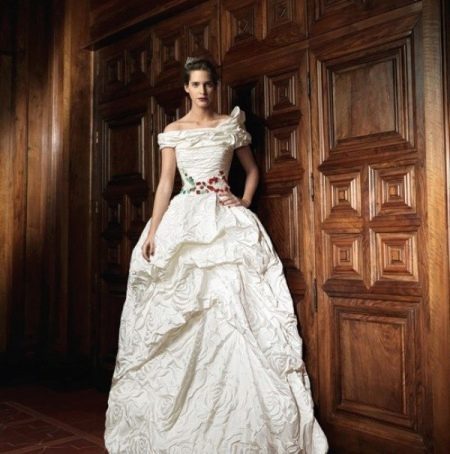 Wedding dress by Raimon Bundo