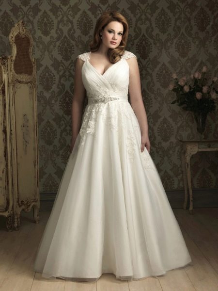 Wedding fluffy dress for brides with an apple figure