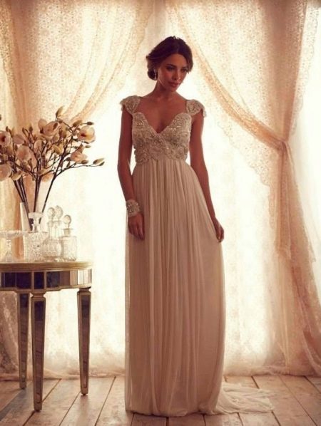 Wedding dress with a pointed bodice for a pear figure