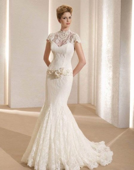 Wedding dress with closed neck, shoulders and neckline