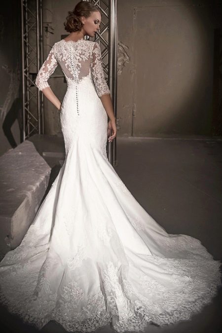 Backless wedding dress with buttons