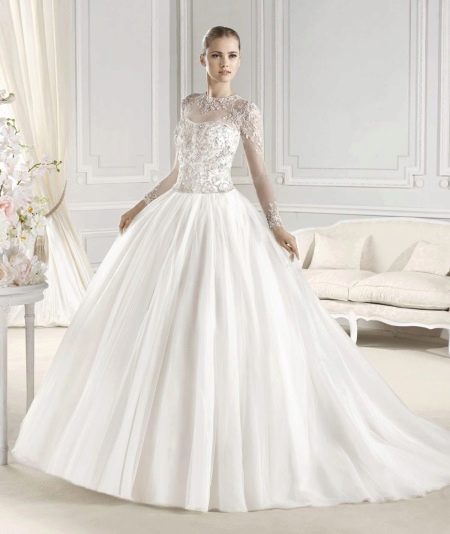 Wedding dress with lace top and beads closed