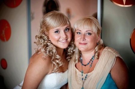 Same hairstyle for mom and bride
