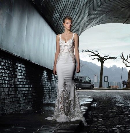 Short wedding dress in satin and lace