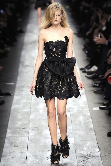 Robe de soirée en dentelle avec une jupe bouffante