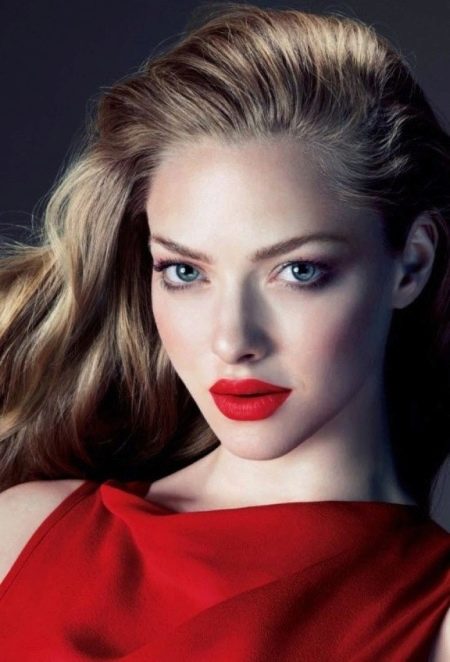 Evening makeup under a red dress with blush