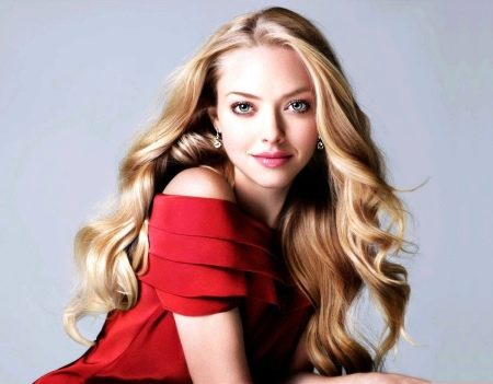 Evening makeup under a red dress for a blonde