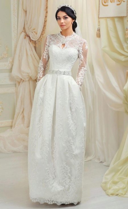 Lace not puffy wedding dress to the floor