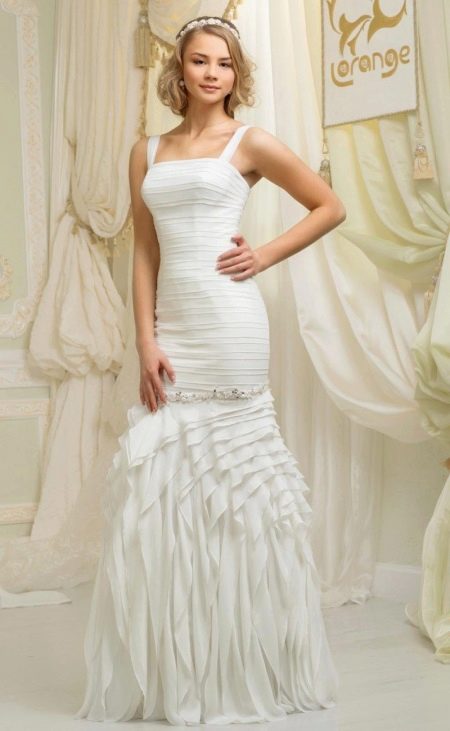 Mermaid wedding dress with flounced skirt is not puffy