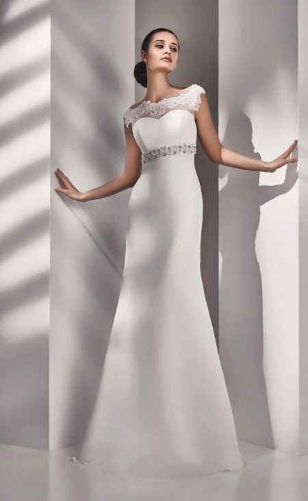 Wedding dress with a belt is not puffy