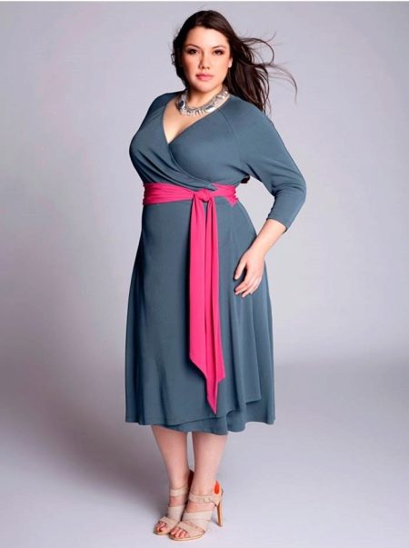 Knitted evening dress with contrast belt