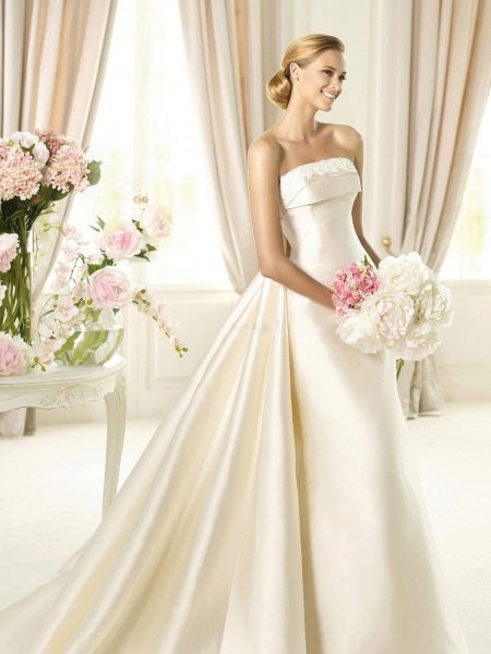 Wedding dress with ivory train