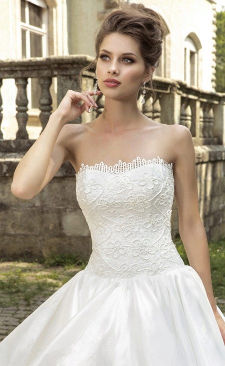 Robe de mariée avec un corset de chez Armonia
