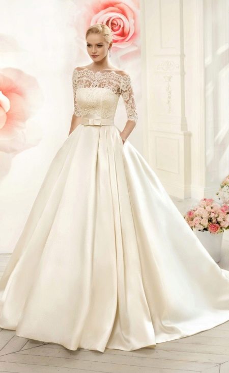 Robe de mariée luxuriante avec manches et haut en dentelle
