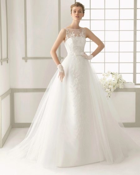 Wedding dress with pearls and lace