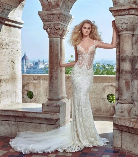Wedding dress with fine lace