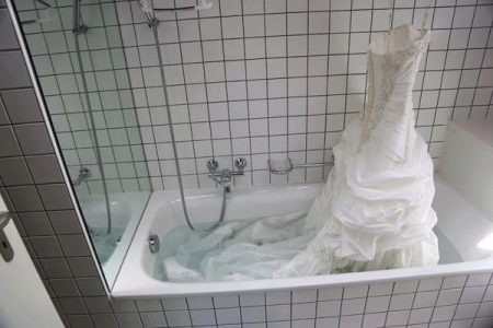 Частично накисване на сватбена рокля
