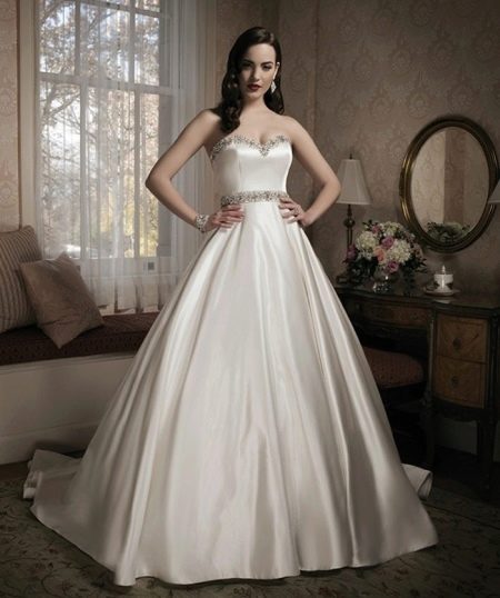 Wedding dress with repeating trim