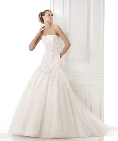 Νυφικό από τη συλλογή GLAMOR της Pronovias με χαμηλή μέση