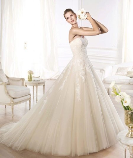Νυφικό από τη συλλογή GLAMOR της Pronovias ivory
